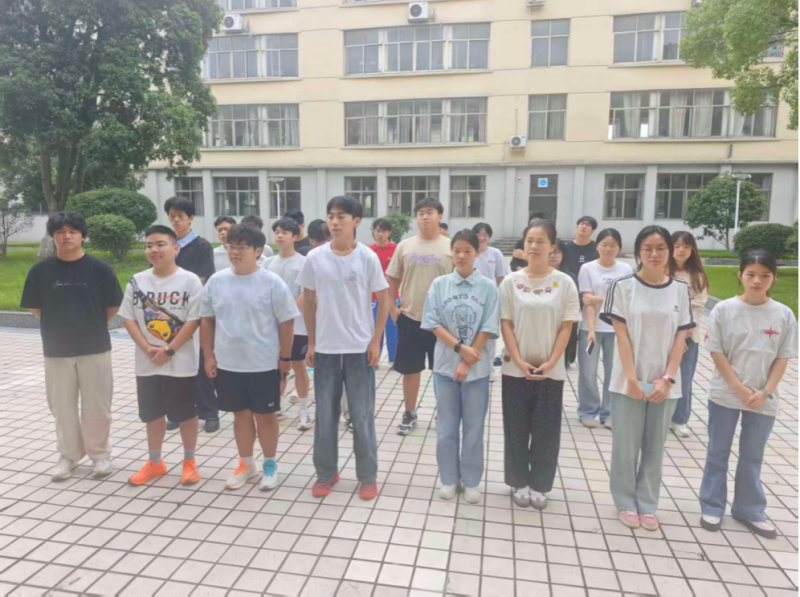智能装备技术学院学生党支部开展先锋志愿服务，助力开学工作顺畅进行